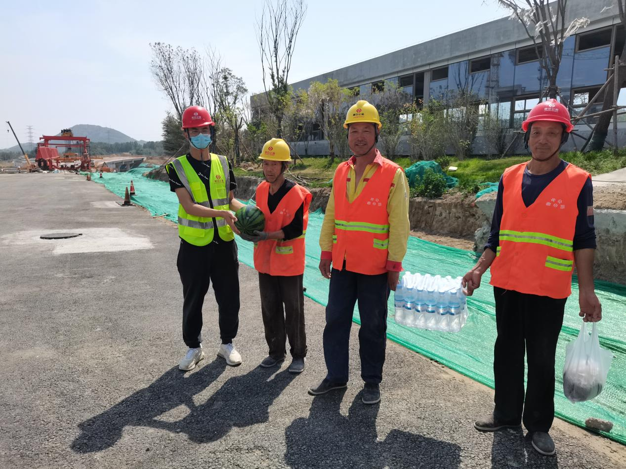 市政工程公司华侨城规划路项目部组织送清凉活动