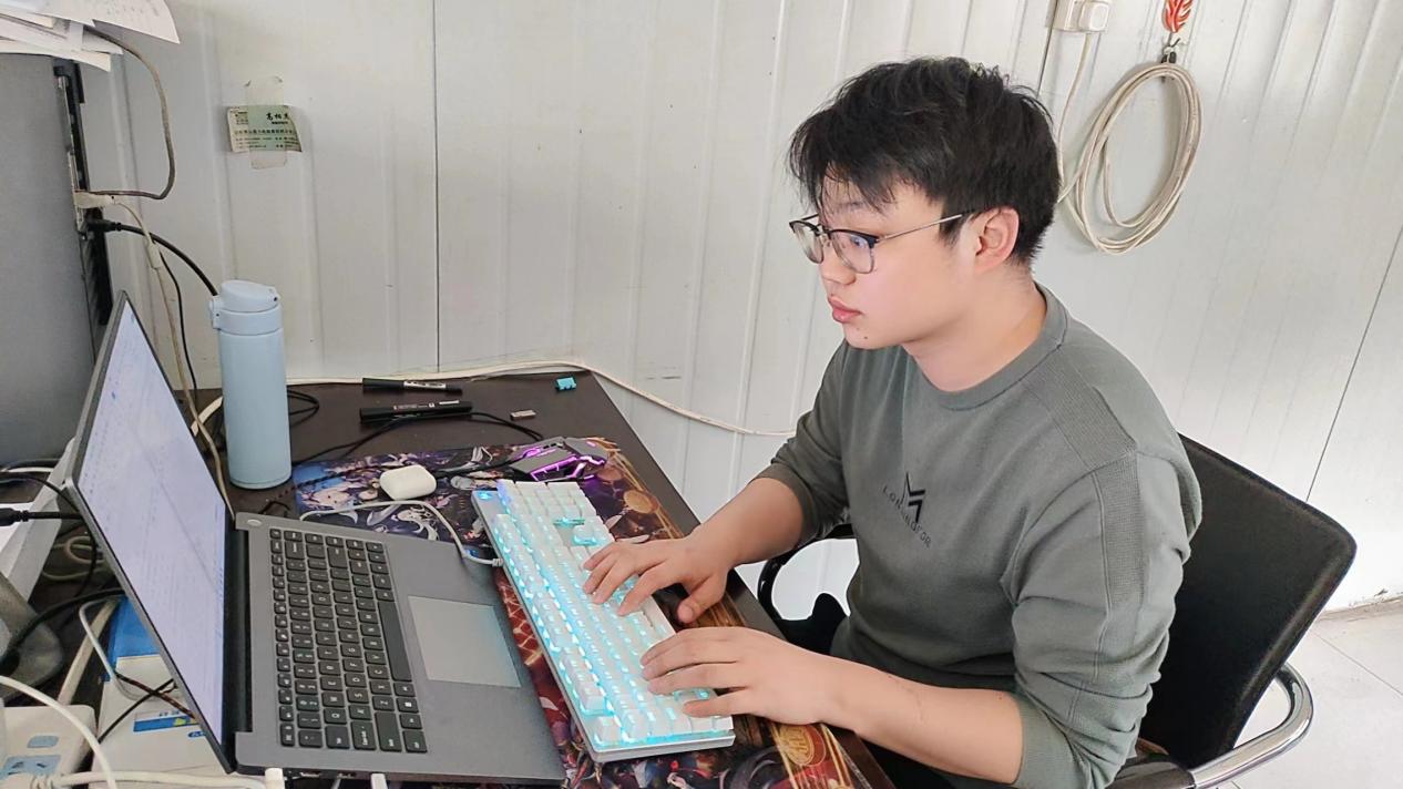 以热爱创造世界，以青春不负年华