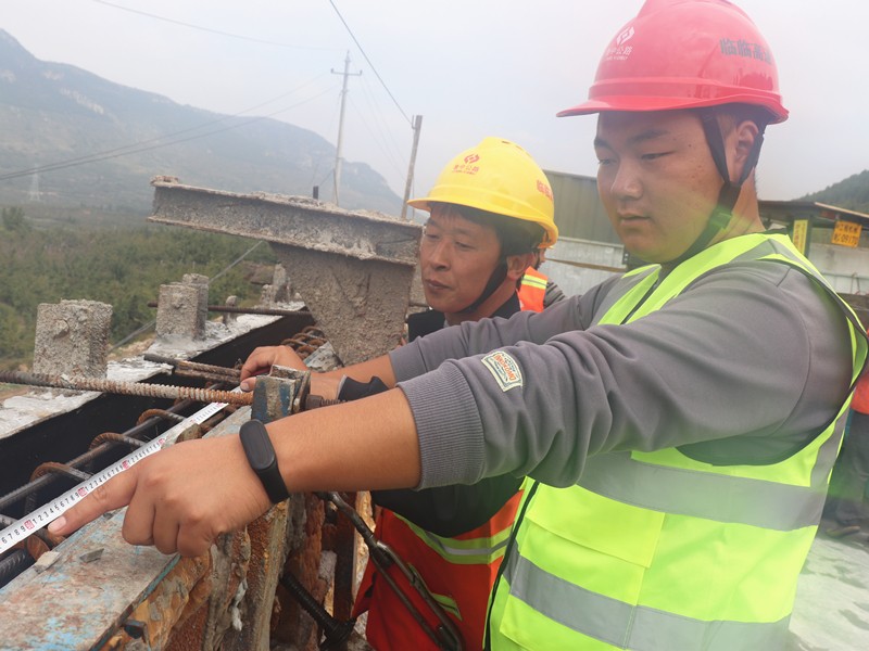 4、施工员程化强在瓦日铁路公铁立桥检测护栏钢筋间距、模板安装_副本