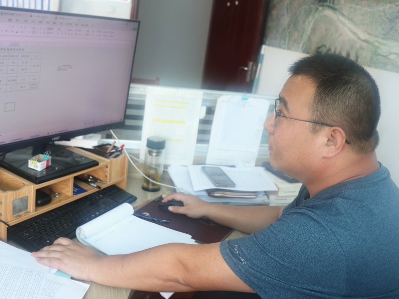 2、成控中心主任刘学军正在起草分包合同_副本