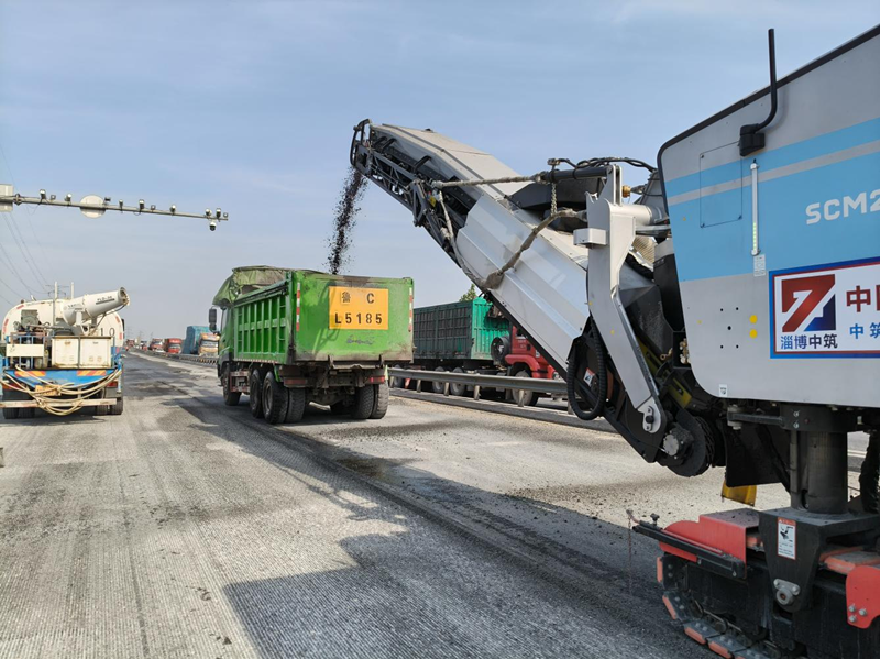 战高温保进度，S102 项目建设者用汗水跑出加速度