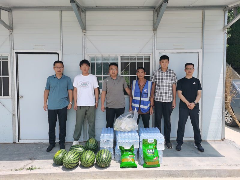 公司开展“夏日送清凉”施工一线慰问活动