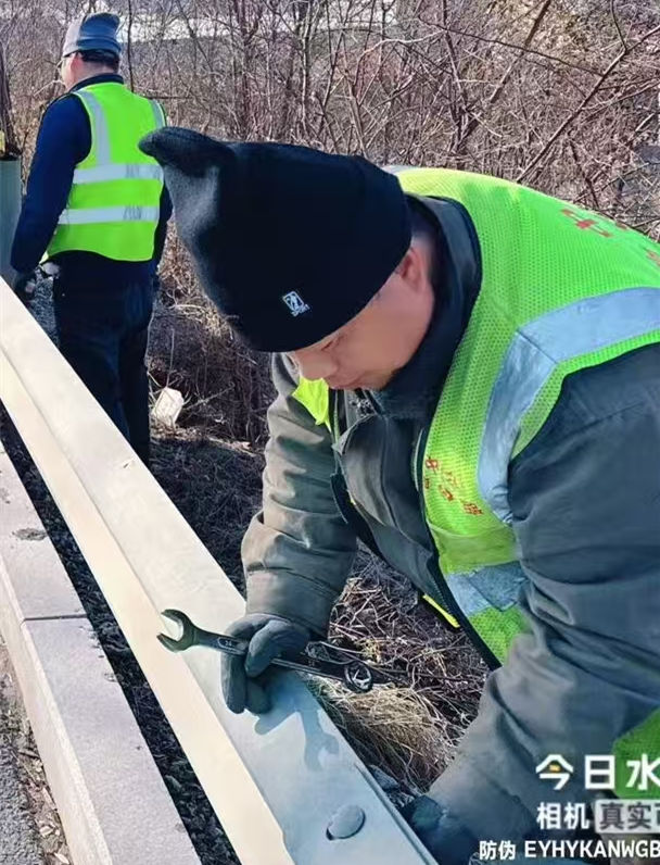 S232交安工程波形护栏施工奏响奋进之歌