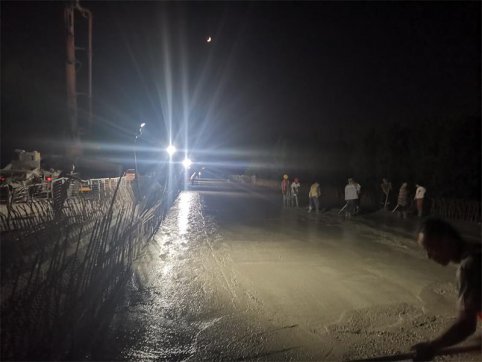 新宁项目直界水库1号桥右幅桥面铺装浇筑完成